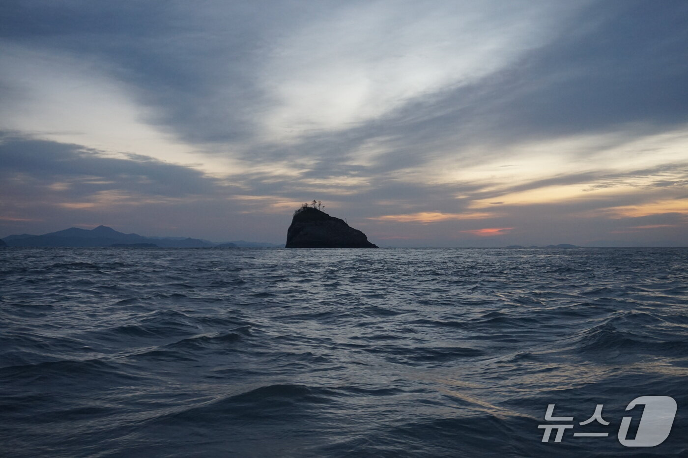 본문 이미지 -  일출 무렵의 죽항도 앞바다와 상어여. 2025.7.11/뉴스1 ⓒ News1 조영석 기자