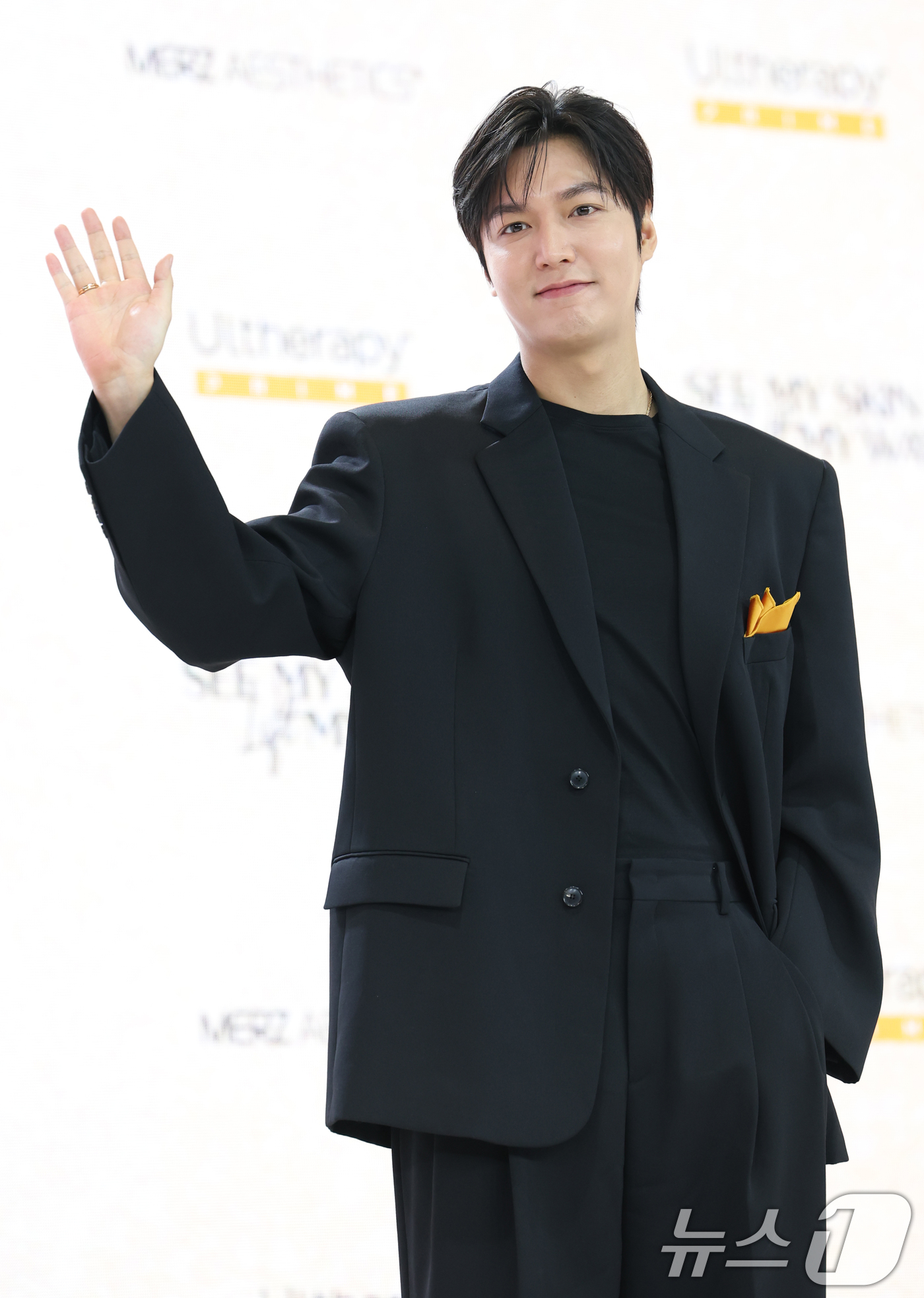 (서울=뉴스1) 권현진 기자 = 배우 이민호가 11일 서울 중구 그랜드 하얏트 서울에서 열린 멀츠 에스테틱스의 울쎄라피 프라임™ 아시아퍼시픽 앰배서더 공개 행사에 참석해 손 인사를 …