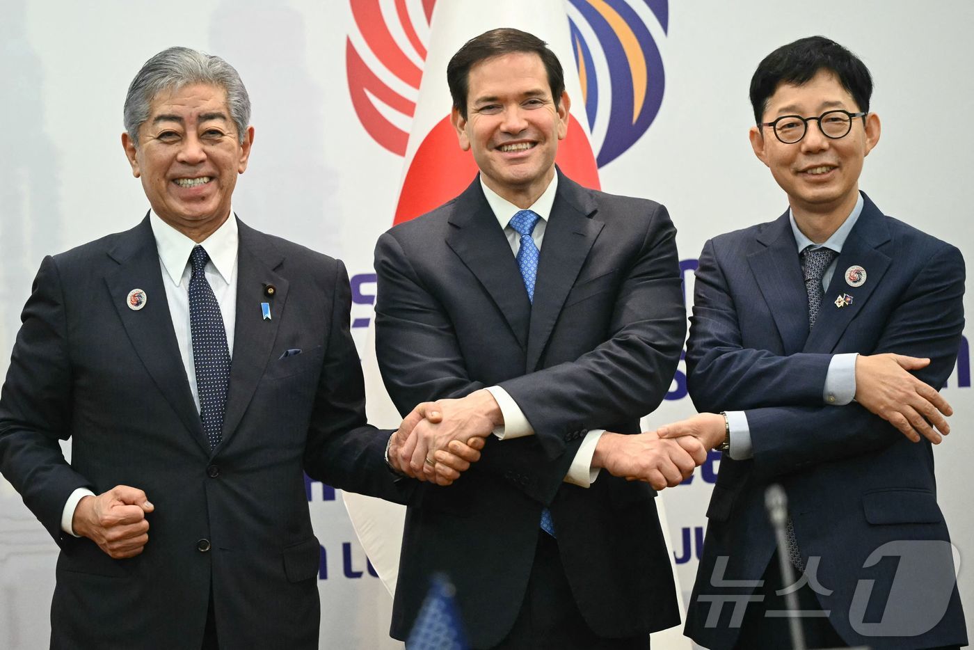 (AFP=뉴스1) 포토공용 기자 = 박윤주 외교부 제1차관(오른쪽)이 11일(현지시간) 말레이시아 쿠알라룸푸르에서 열린 한미일 외교장관 회의에 앞서 이와야 다케시 외무상, 마코 루 …