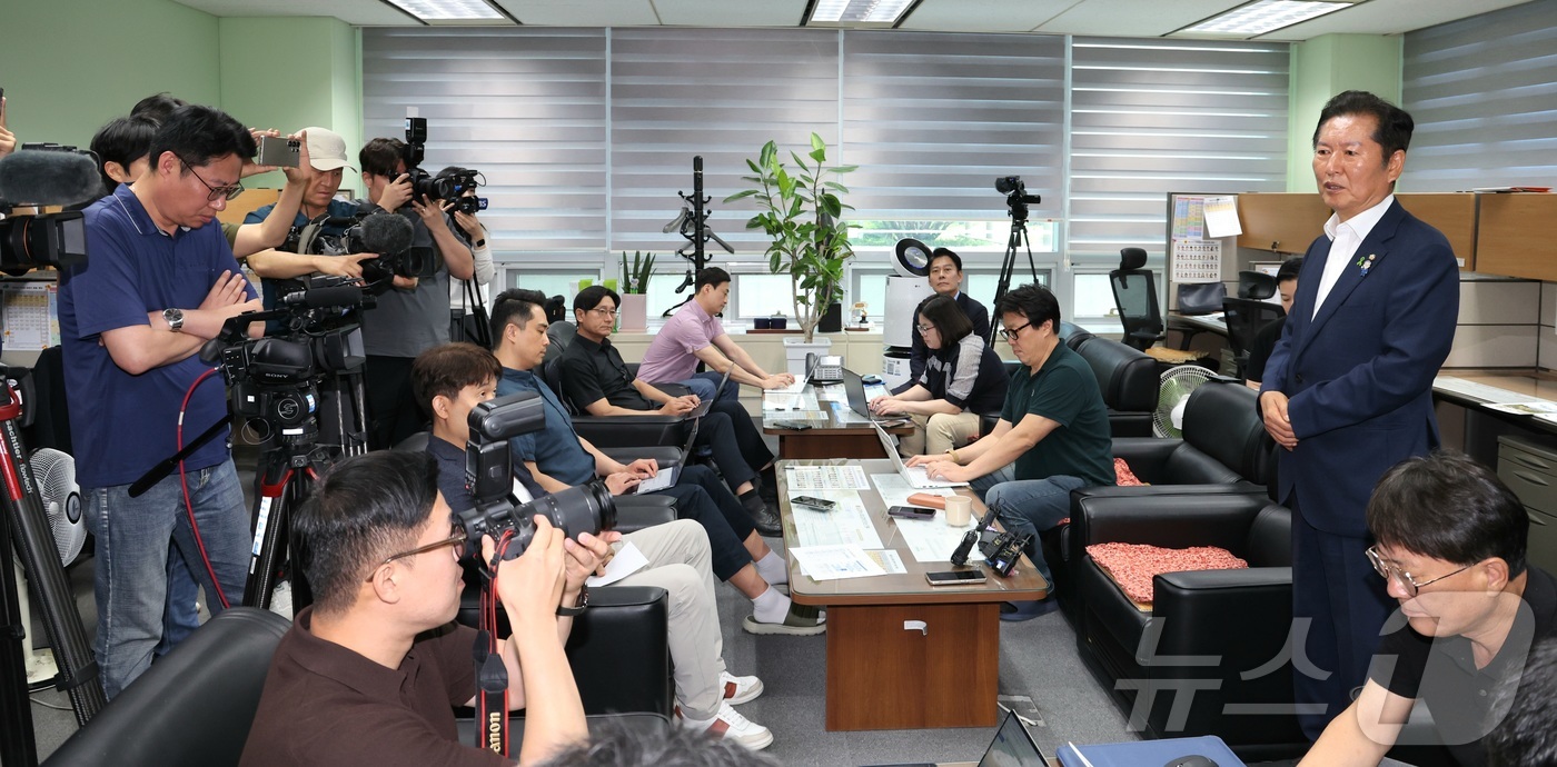 (전주=뉴스1) 유경석 기자 = 정청래 더불어민주당 당대표 후보가 11일 전북 전주시 전북특별자치도의회 기자실을 방문해 간담회를 열고 발언을 하고 있다. 2025.7.11/뉴스1