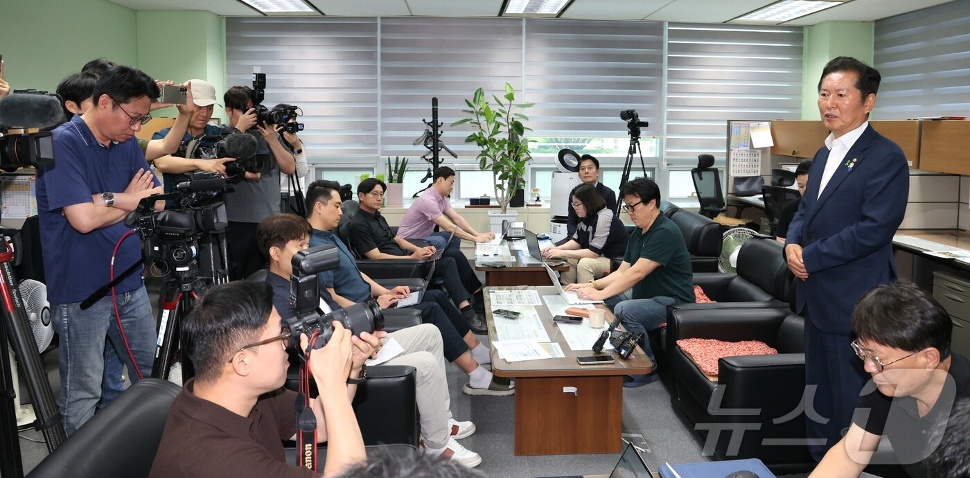 본문 이미지 - 정청래 더불어민주당 당대표 후보가 11일 전북 전주시 전북특별자치도의회 기자실을 방문해 간담회를 열고 발언을 하고 있다. 2025.7.11/뉴스1 ⓒ News1 유경석 기자