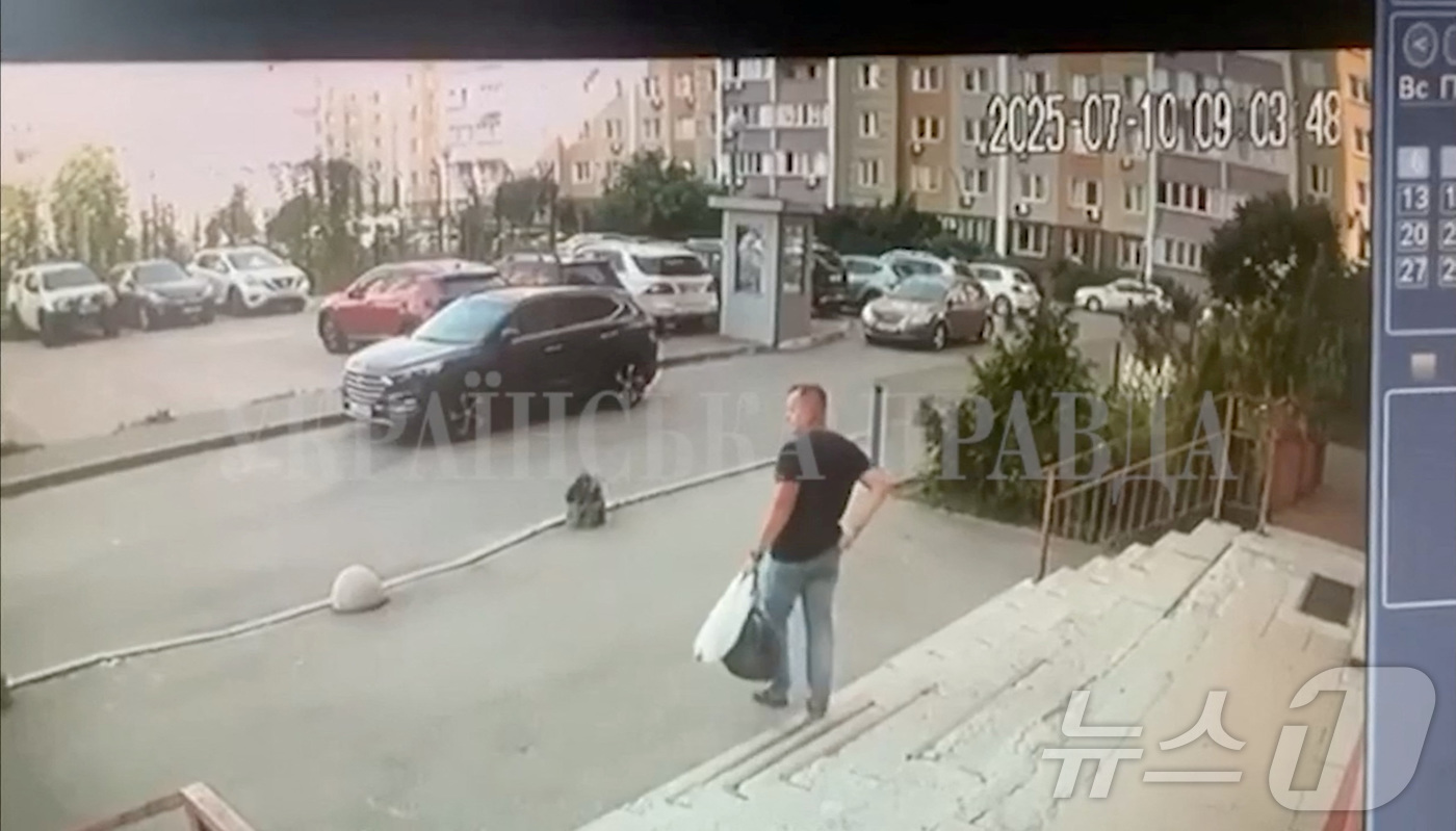 (키이우 로이터=뉴스1) 윤다정 기자 = 10일(현지시간) 우크라이나 키이우의 한 주거지 폐쇄회로(CC)TV 영상에 계단을 내려오는 우크라이나 보안국(SBU) 요원의 모습이 담겨 …