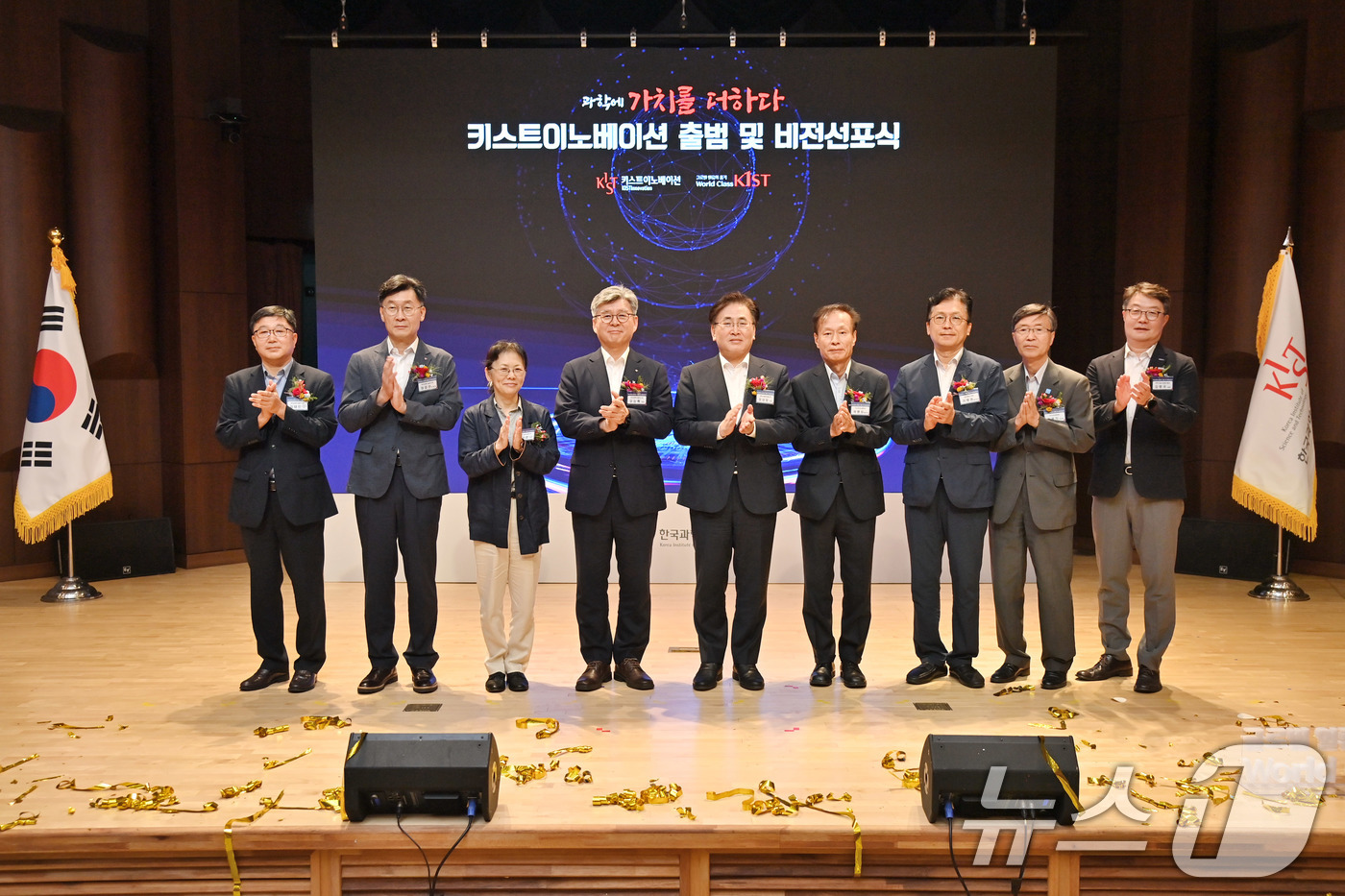 (서울=뉴스1) = 유상임 과학기술정보통신부 장관이 11일 서울 성북구 한국과학기술연구원(KIST)에서 열린 '키스트이노베이션 비전선포식'에서 이은성 연구성과혁신정책관, 오상록 한 …