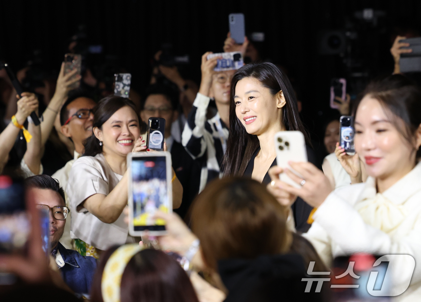 (서울=뉴스1) 권현진 기자 = 배우 전지현이 11일 서울 중구 그랜드 하얏트 서울에서 열린 멀츠 에스테틱스의 울쎄라피 프라임™ 아시아퍼시픽 앰배서더 공개 행사에 참석하고 있다. …