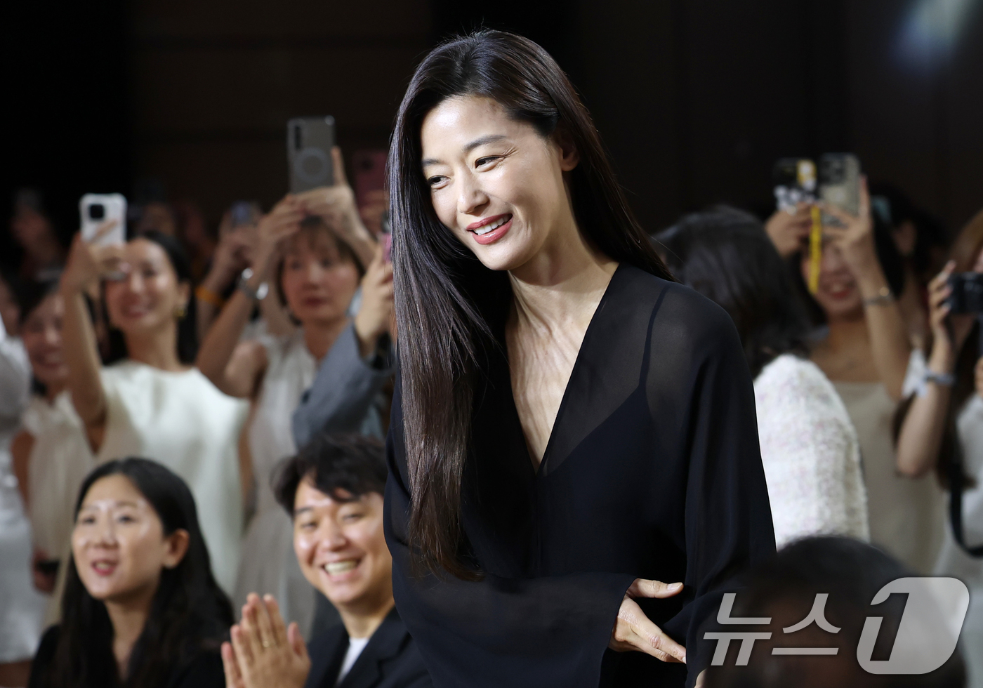 (서울=뉴스1) 권현진 기자 = 배우 전지현이 11일 서울 중구 그랜드 하얏트 서울에서 열린 멀츠 에스테틱스의 울쎄라피 프라임™ 아시아퍼시픽 앰배서더 공개 행사에 참석하고 있다. …