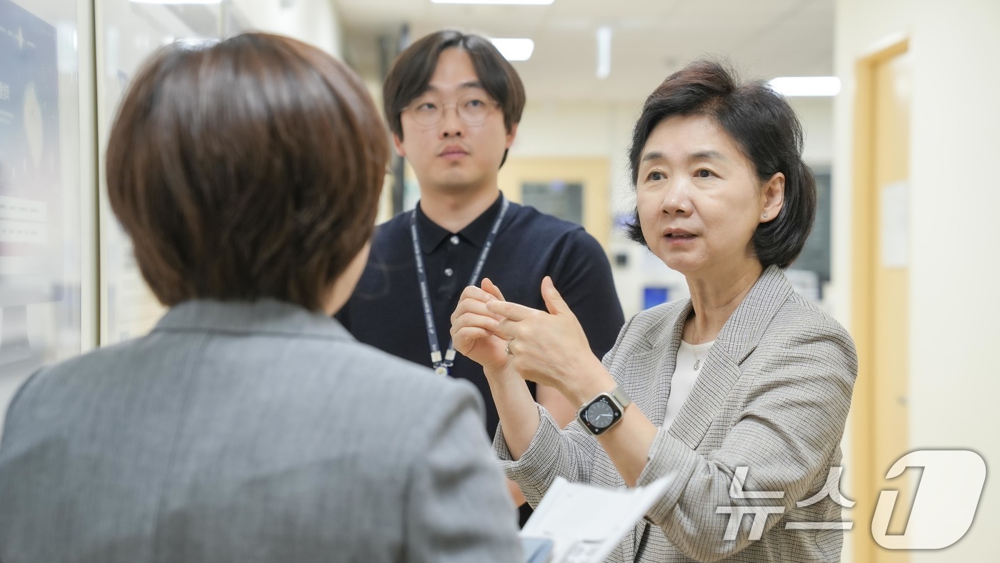 (서울=뉴스1) = 지영미 질병관리청장이 11일 경기 고양시 국립암데이터센터를 방문해협력 방안을 논의하고 있다. (질병관리청 제공. 재판매 및 DB 금지) 2025.7.11/뉴스1 …