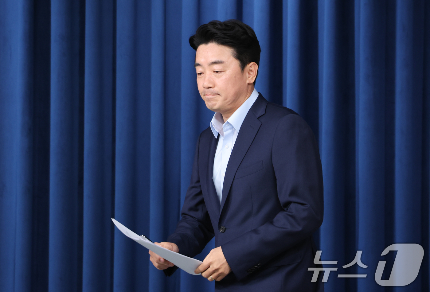 (서울=뉴스1) 허경 기자 = 강훈식 대통령 비서실장이 11일 서울 용산구 대통령실 청사에서 문화체육관광부·국토교통부 장관 후보자 인선 발표을 하기 위해 입장하고 있다. 2025. …