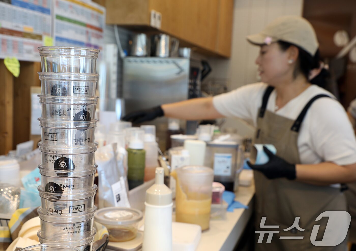 본문 이미지 - 11일 광주 서구청사 인근 한 카페에 다회용 컵이 놓여있다. 2025.7.11/뉴스1 ⓒ News1 이수민 기자