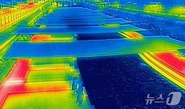 (서울=뉴스1) 장수영 기자 = 11일 서울 중구 청계천 모전교와 광통교 사이 구간에 설치된 그늘막 아래 쪽이 산책로보다 낮은 온도를 보이고 있다. 서울시설공단은 폭염 속 청계천을 …