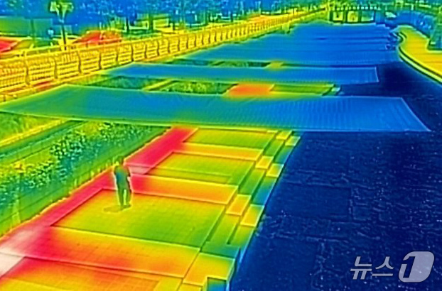 (서울=뉴스1) 장수영 기자 = 11일 서울 중구 청계천 모전교와 광통교 사이 구간에 설치된 그늘막 아래 쪽이 산책로보다 낮은 온도를 보이고 있다. 서울시설공단은 폭염 속 청계천을 …
