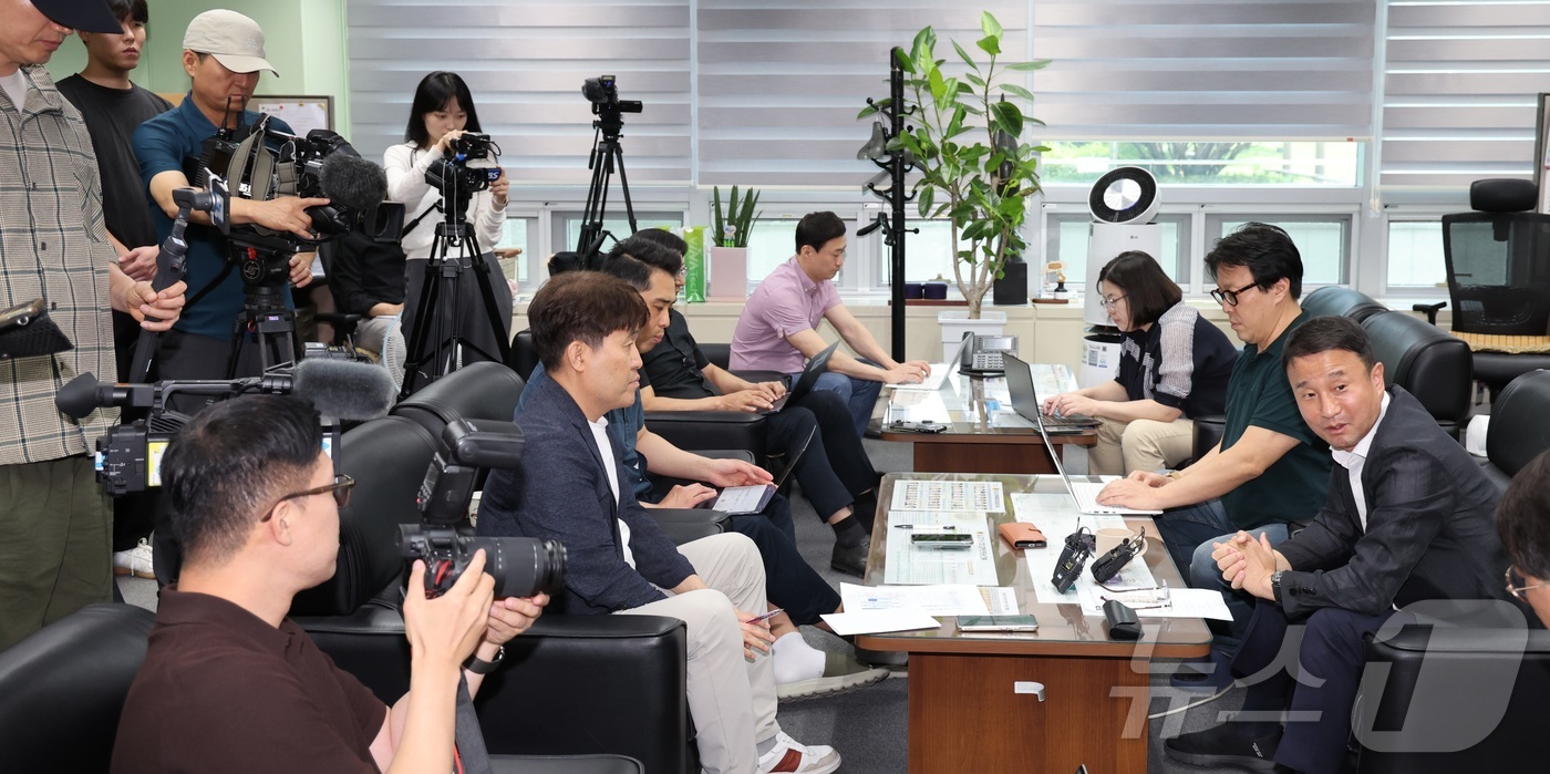 (전주=뉴스1) 유경석 기자 = 한병도 국회 예산결산특별위원회 위원장이 11일 전북 전주시 전북특별자치도의회 기자실을 방문해 간담회를 열고 질의에 답변을 하고 있다. 2025.7. …