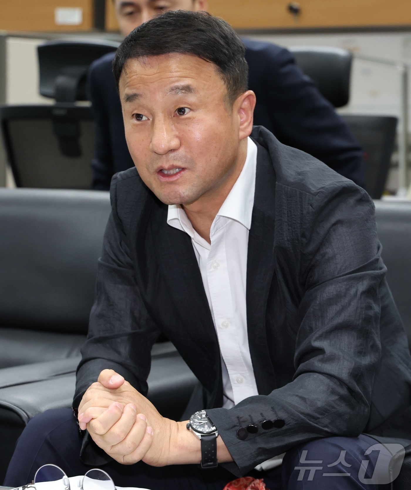 (전주=뉴스1) 유경석 기자 = 한병도 국회 예산결산특별위원회 위원장이 11일 전북 전주시 전북특별자치도의회 기자실을 방문해 간담회를 열고 질의에 답변을 하고 있다. 2025.7. …