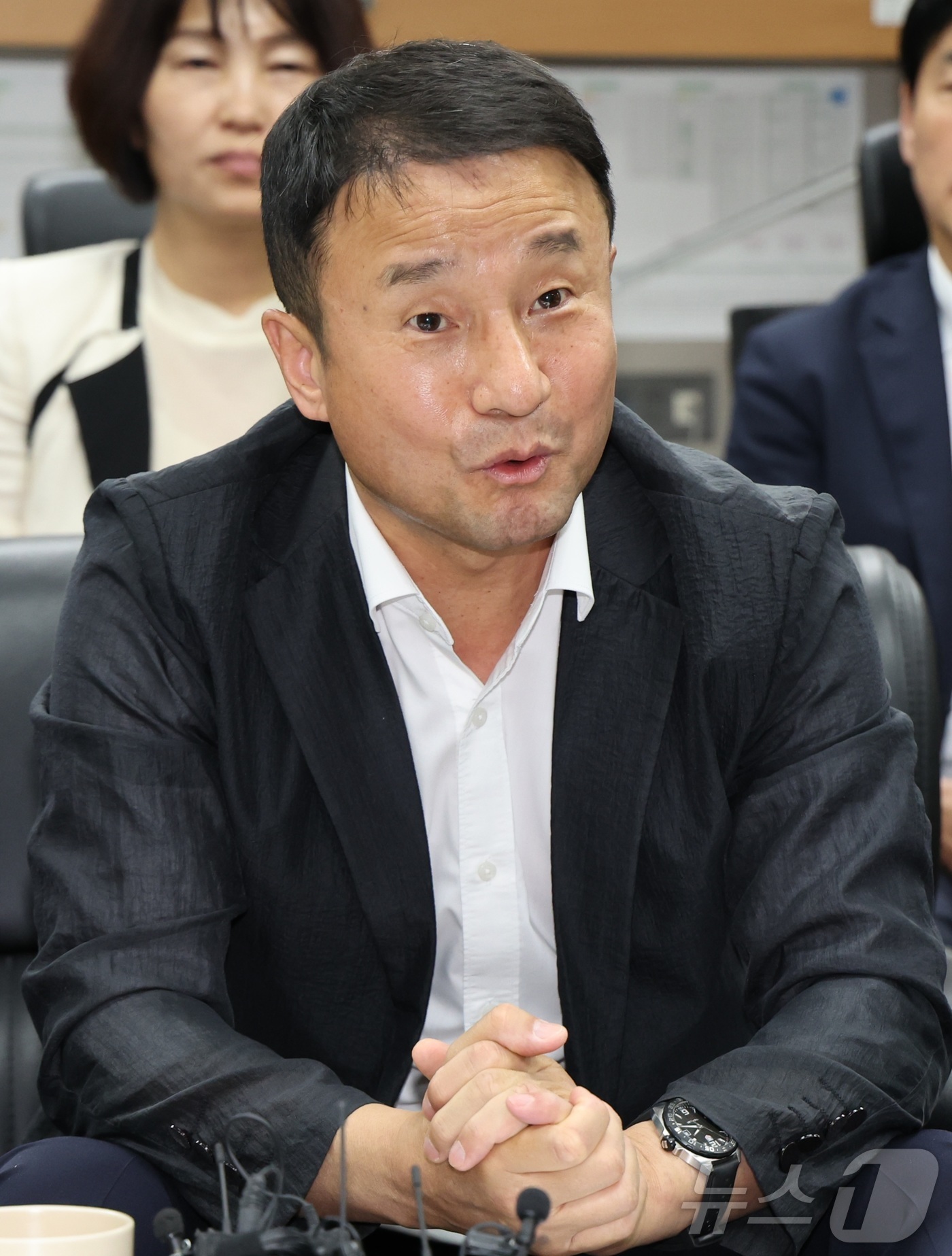 (전주=뉴스1) 유경석 기자 = 한병도 국회 예산결산특별위원회 위원장이 11일 전북 전주시 전북특별자치도의회 기자실을 방문해 간담회를 열고 질의에 답변을 하고 있다. 2025.7. …