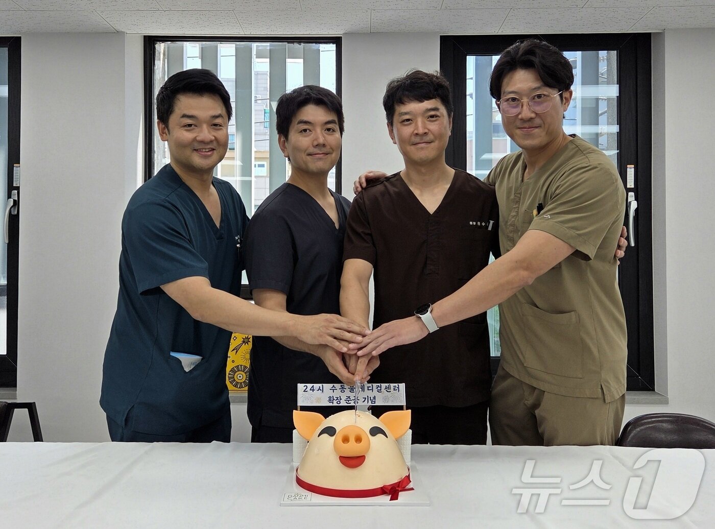 본문 이미지 - 24시 수동물메디컬센터는 MRI 도입하고 병원을 확장했다. 왼쪽부터 박수형 신경인 원수복 김동빈 원장이 케이크 커팅을 하고 있다. ⓒ News1 최서윤 동물문화전문기자