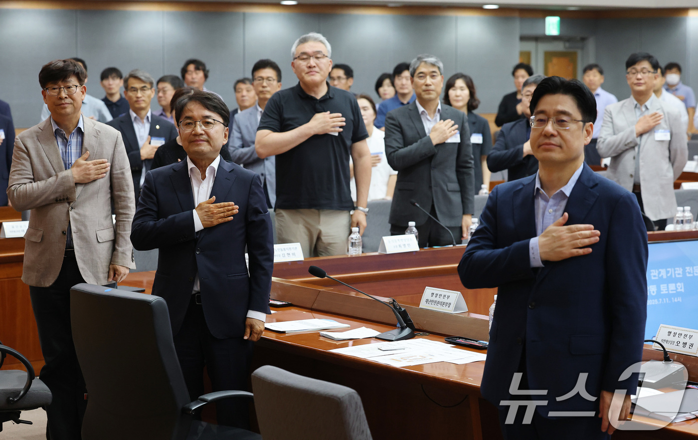 (서울=뉴스1) 임세영 기자 = 김광용 행정안전부 재난안전관리본부장 및 참석자들이 11일 오후 서울 종로구 정부서울청사 별관 국제회의장에서 열린 폭염대책 관계기관·전문가 합동토론회 …