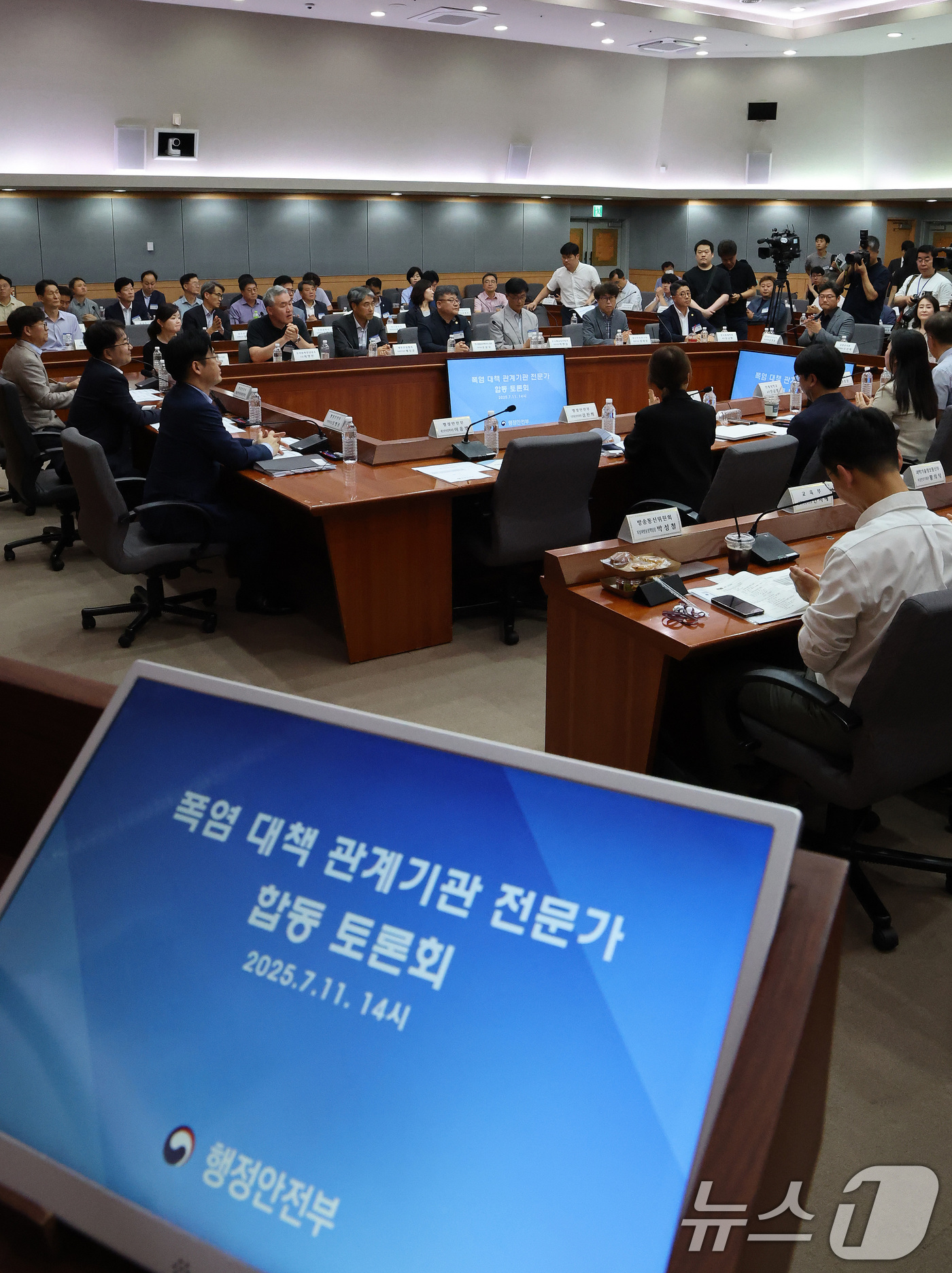 (서울=뉴스1) 임세영 기자 = 김광용 행정안전부 재난안전관리본부장이 11일 오후 서울 종로구 정부서울청사 별관 국제회의장에서 열린 폭염대책 관계기관·전문가 합동토론회에서 발언을 …