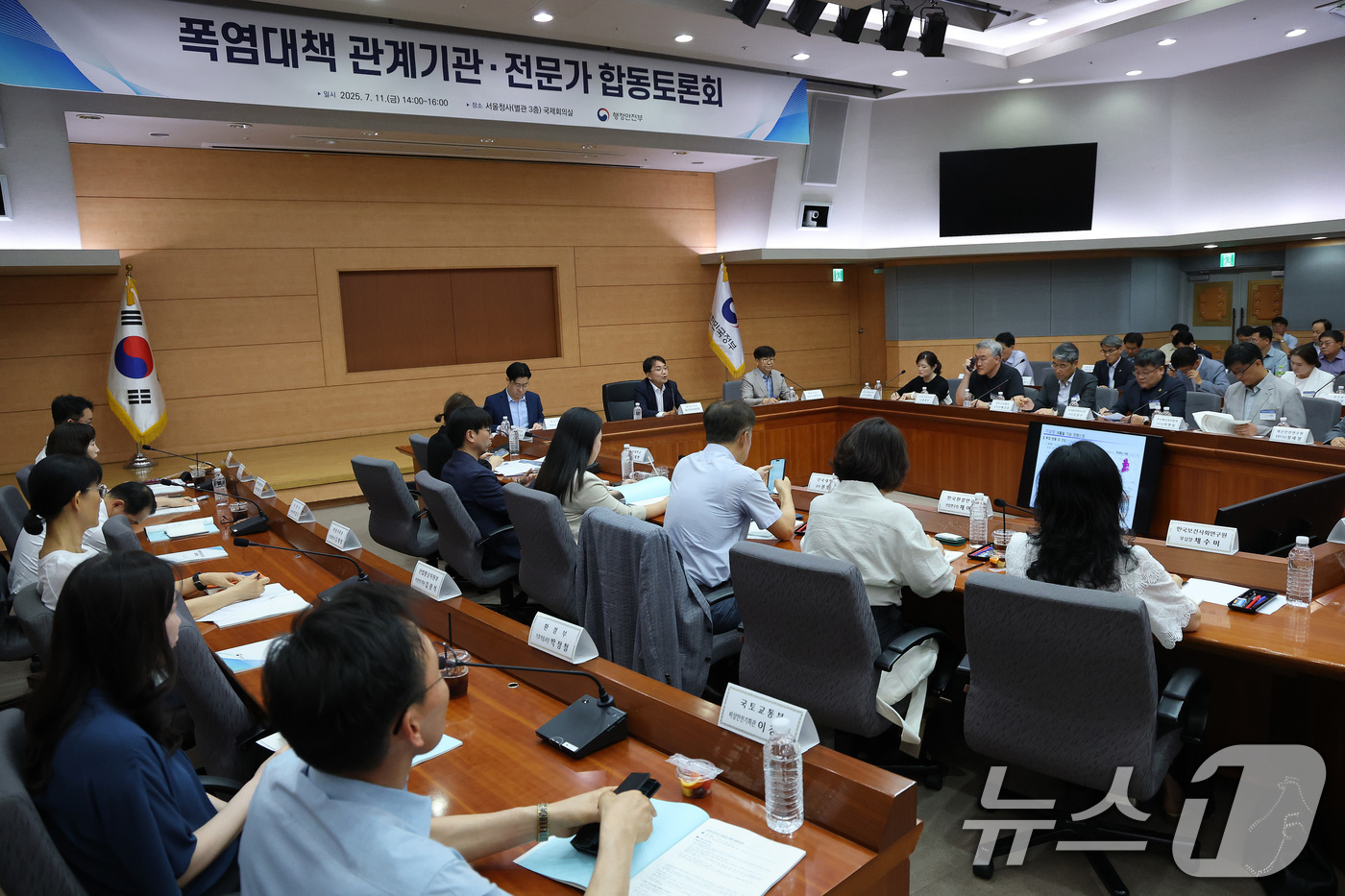 (서울=뉴스1) 임세영 기자 = 김광용 행정안전부 재난안전관리본부장이 11일 오후 서울 종로구 정부서울청사 별관 국제회의장에서 열린 폭염대책 관계기관·전문가 합동토론회에서 발언을 …