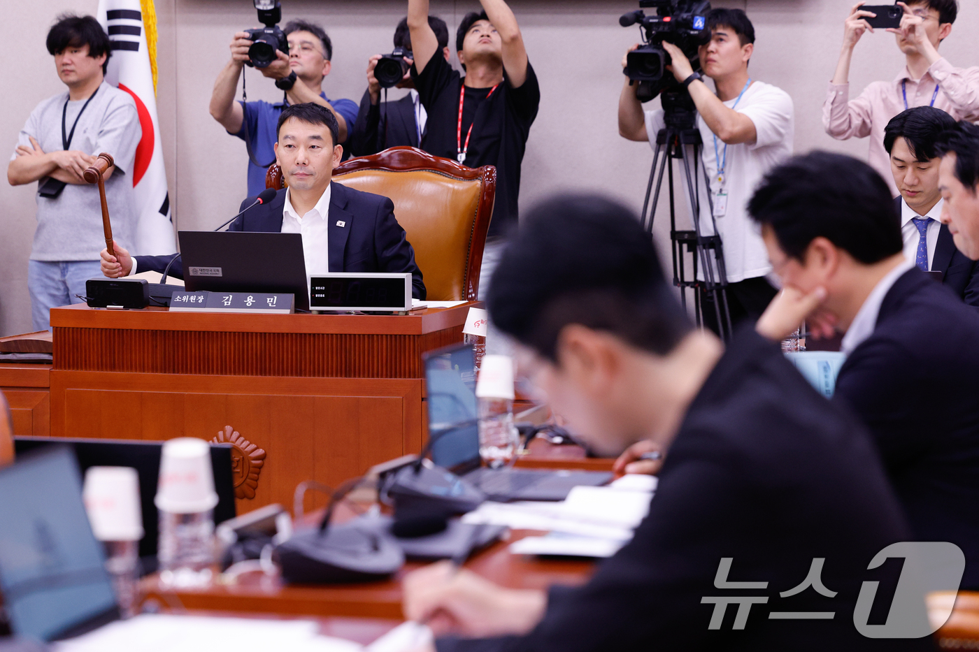 (서울=뉴스1) 안은나 기자 = 11일 오후 서울 여의도 국회 법제사법위원회 회의실에서 열린 상법 개정안 관련 공청회에서 김용민 법안심사제1소위원장이 의사봉을 두드리고 있다. 20 …