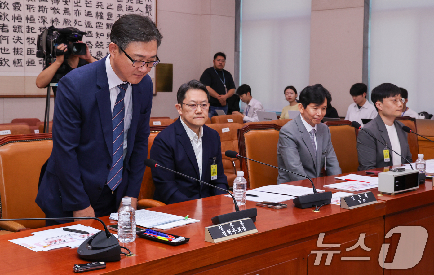 (서울=뉴스1) 안은나 기자 = 정우용 한국상장회사협의회 정책부회장이 11일 오후 서울 여의도 국회 법제사법위원회 회의실에서 열린 상법 개정안 관련 공청회에서 인사하고 있다. 왼쪽 …