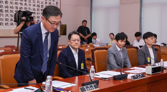 인사하는 정우용 부회장