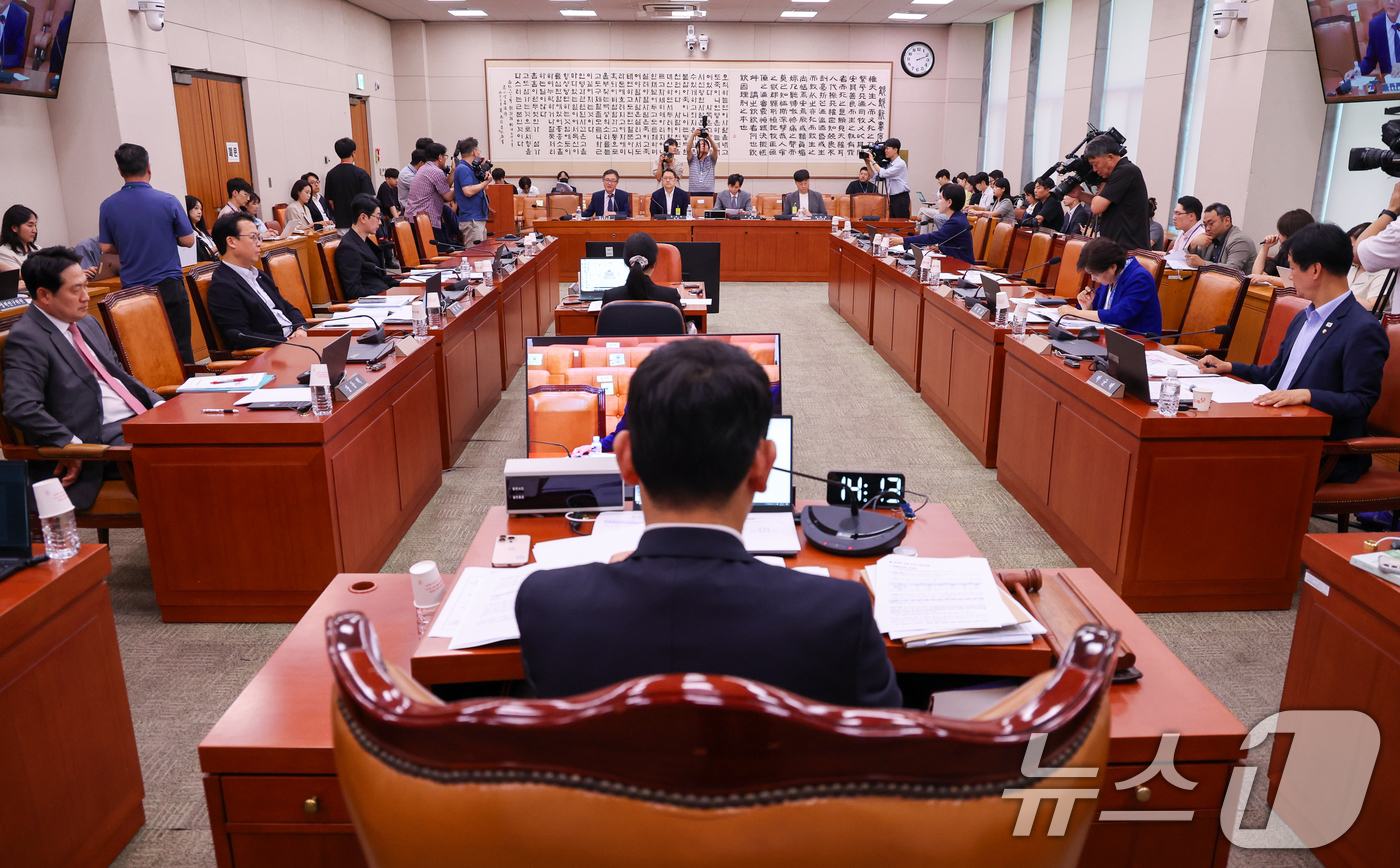(서울=뉴스1) 안은나 기자 = 11일 오후 서울 여의도 국회 법제사법위원회 회의실에서 상법 개정안 관련 공청회가 열리고 있다. 2025.7.11/뉴스1