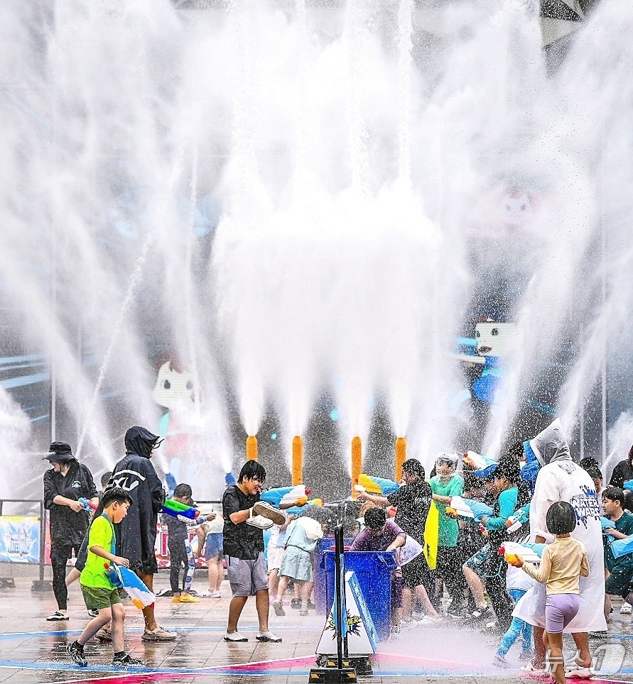 (서울=뉴스1) = 서울랜드는 하루 100톤의 물폭탄을 쏘아내는 '2025 워터워즈 페스티벌'을 오는 8월 31일까지 매일 진행한다고 11일 밝혔다.경기 과천 서울랜드 워터워즈 페 …