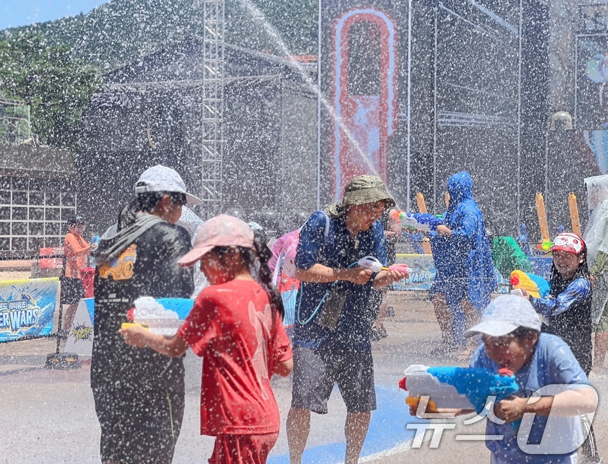 (서울=뉴스1) = 서울랜드는 하루 100톤의 물폭탄을 쏘아내는 '2025 워터워즈 페스티벌'을 오는 8월 31일까지 매일 진행한다고 11일 밝혔다.경기 과천 서울랜드에서 관람객들 …