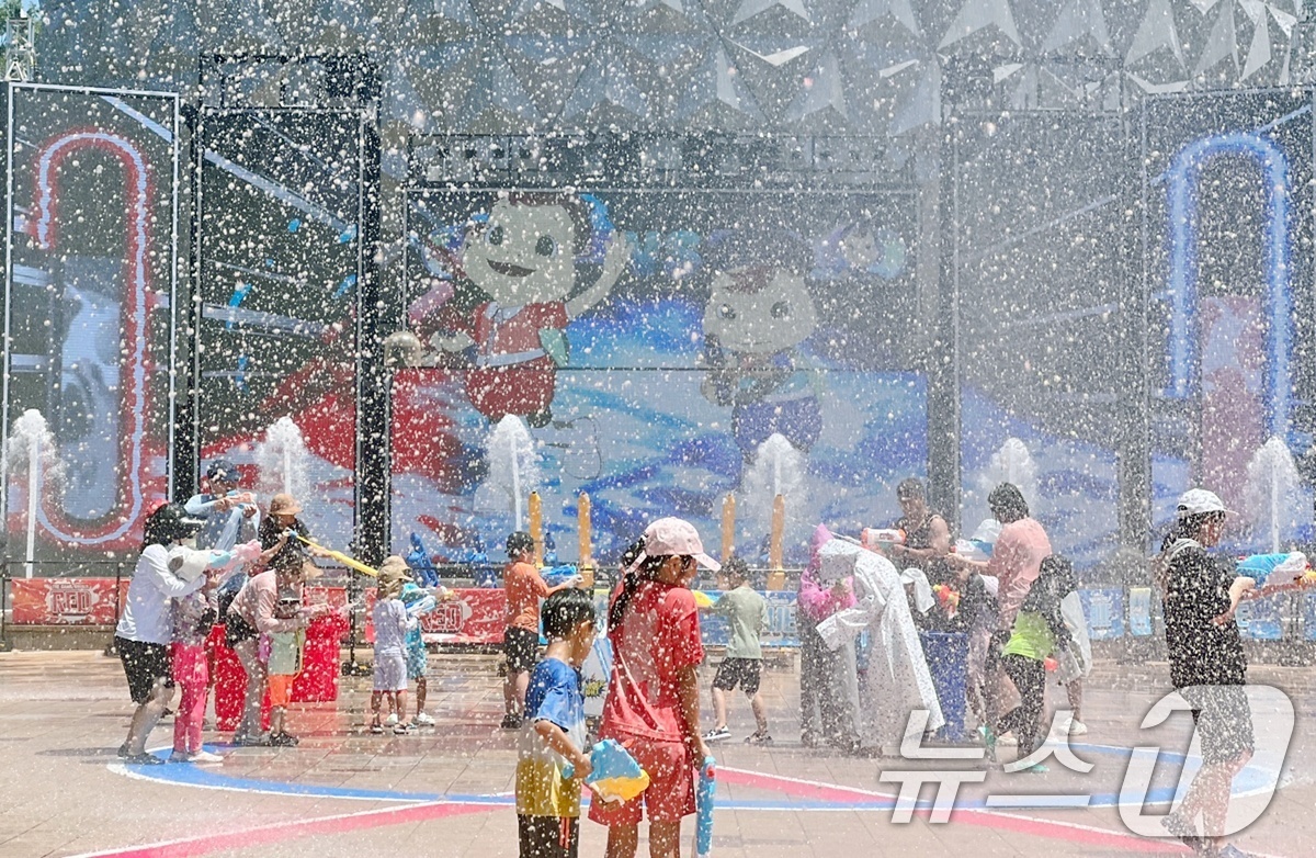 (서울=뉴스1) = 서울랜드는 하루 100톤의 물폭탄을 쏘아내는 '2025 워터워즈 페스티벌'을 오는 8월 31일까지 매일 진행한다고 11일 밝혔다.경기 과천 서울랜드에서 관람객들 …