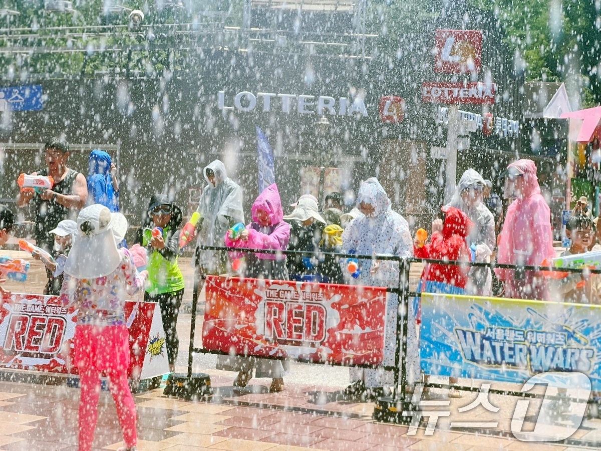 (서울=뉴스1) = 서울랜드는 하루 100톤의 물폭탄을 쏘아내는 '2025 워터워즈 페스티벌'을 오는 8월 31일까지 매일 진행한다고 11일 밝혔다.경기 과천 서울랜드에서 관람객들 …