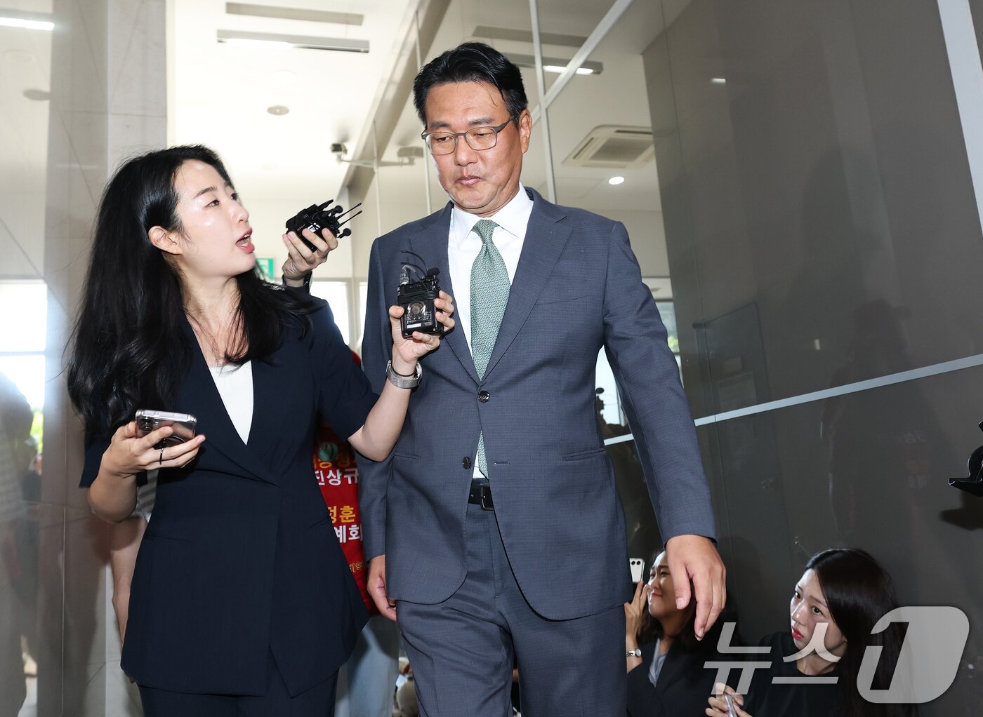 본문 이미지 - 직권남용 권리행사 방해 혐의를 받는 김태효 국가안보실 1차장이 11일 오후 서울 서초구 순직해병 특검 사무실에서 피의자 신분으로 조사를 받기 위해 출석하고 있다. 2025.7.11/뉴스1 ⓒ News1 오대일 기자