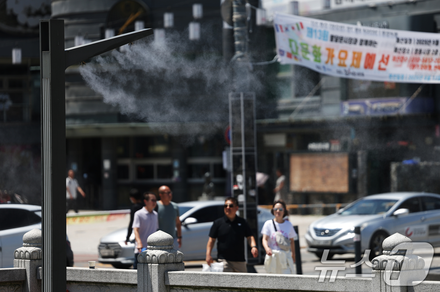(수원=뉴스1) 김영운 기자 = 연일 폭염이 이어지고 있는 11일 경기 수원시 팔달구 지동교에서 쿨링포그가 가동되고 있다. 2025.7.11/뉴스1