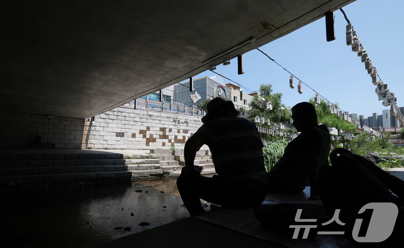 (수원=뉴스1) 김영운 기자 = 연일 폭염이 이어지고 있는 11일 경기 수원시 팔달구 지동교 인근 다리 그늘에서 한 어르신이 더위를 피해 휴식을 취하고 있다. 2025.7.11/뉴 …