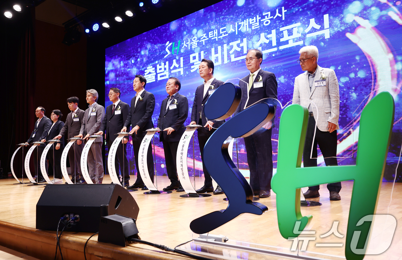 (서울=뉴스1) 김민지 기자 = 오세훈 서울시장(앞줄 오른쪽 다섯번째)이 11일 서울 강남구 서울주택도시개발공사 대강당에서 열린 '서울주택도시개발공사 출범식 및 비전 선포식'에서 …