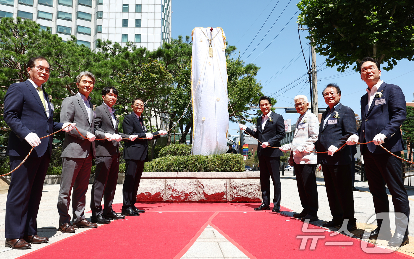 (서울=뉴스1) 김민지 기자 = 오세훈 서울시장(오른쪽 네번째)이 11일 서울 강남구 서울주택도시개발공사에서 열린 '서울주택도시개발공사 출범식 및 비전 선포식'에 앞서 현판 제막을 …
