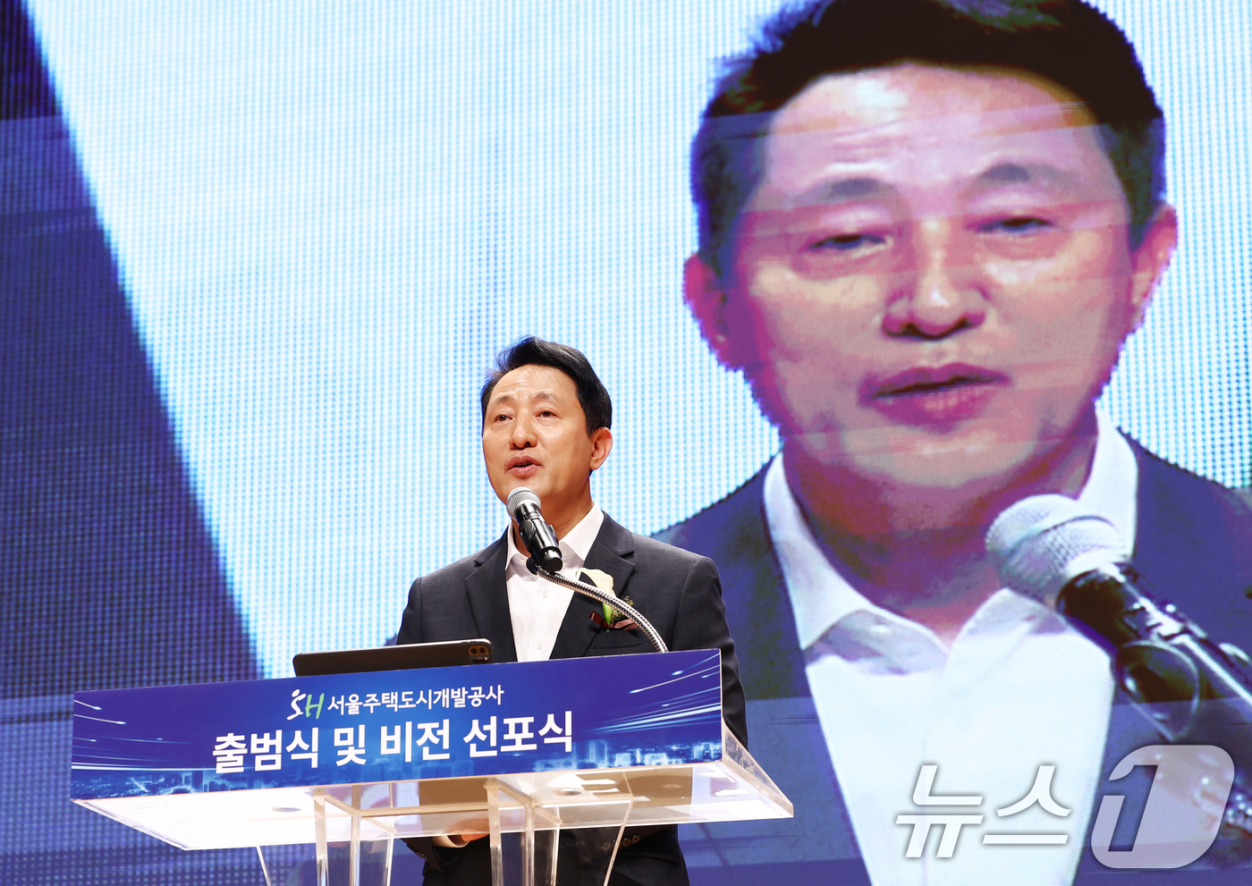 (서울=뉴스1) 김민지 기자 = 오세훈 서울시장이 11일 서울 강남구 서울주택도시개발공사 대강당에서 열린 '서울주택도시개발공사 출범식 및 비전 선포식'에서 축사를 하고 있다. 20 …