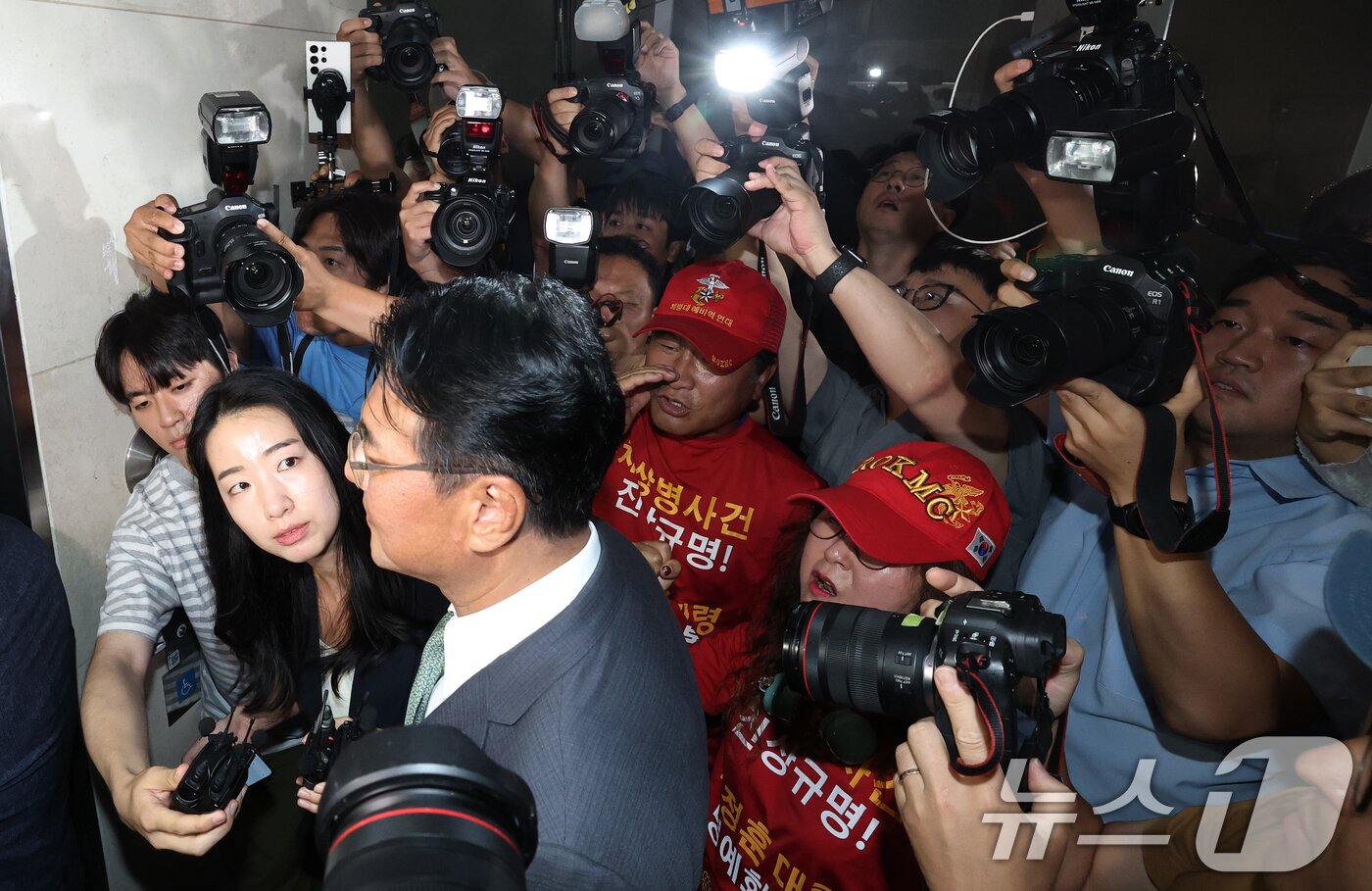본문 이미지 - 직권남용 권리행사 방해 혐의를 받는 김태효 국가안보실 1차장이 11일 오후 서울 서초구 순직해병 특검 사무실에서 피의자 신분으로 조사를 받기 위해 출석하며 해병대 예비역연대 회원들의 항의를 받고 있다. 2025.7.11/뉴스1 ⓒ News1 오대일 기자
