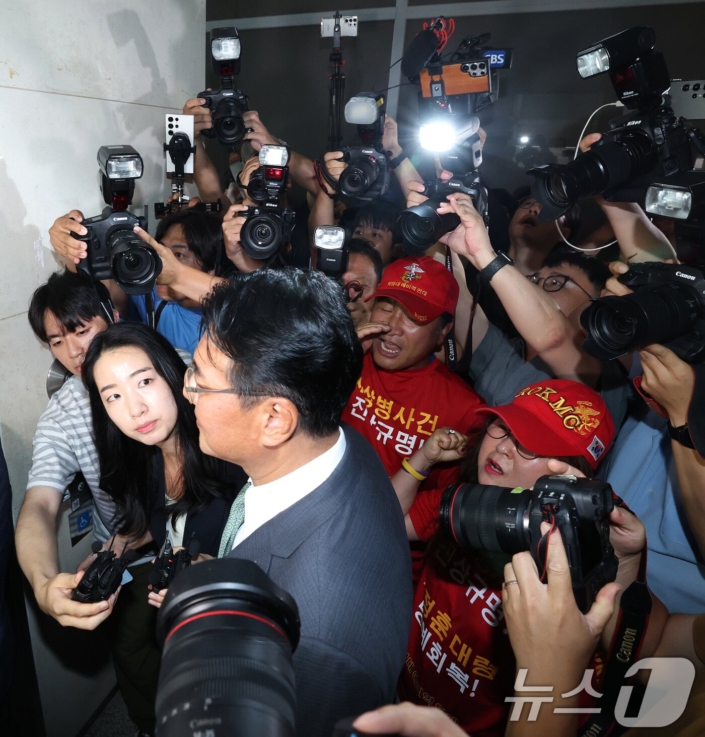 본문 이미지 - 직권남용 권리행사 방해 혐의를 받는 김태효 국가안보실 1차장이 11일 오후 서울 서초구 순직해병 특검 사무실에서 피의자 신분으로 조사를 받기 위해 출석하며 해병대 예비역연대 회원들의 항의를 받고 있다. 2025.7.11/뉴스1 ⓒ News1 오대일 기자