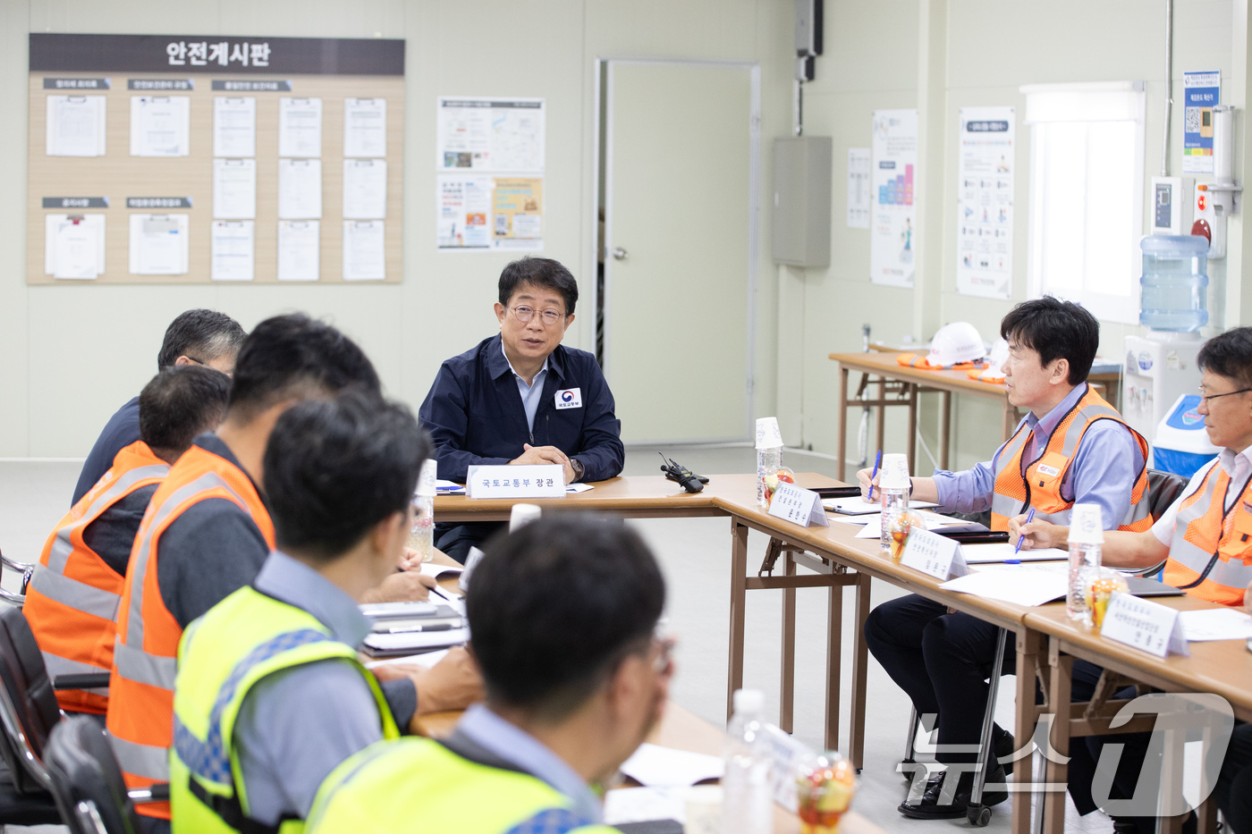 (서울=뉴스1) = 박상우 국토교통부 장관이 11일 충남 아산시 인주-염치 고속도로 건설현장을 찾아 현장 근로자들의 건강 및 안전관리 체계를 점검하고, 폭염 대책의 적극적인 이행을 …