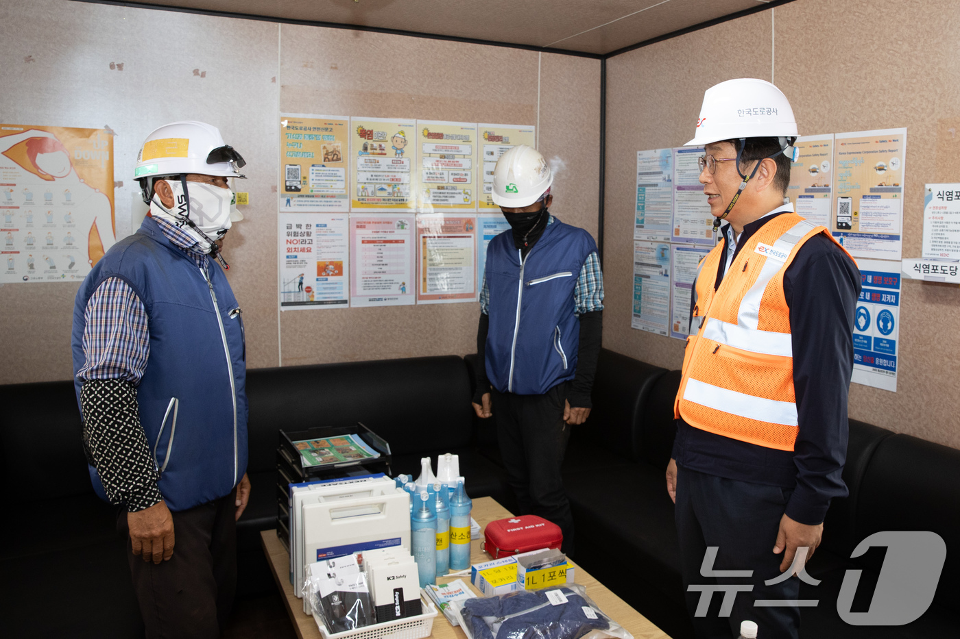 (서울=뉴스1) = 박상우 국토교통부 장관이 11일 충남 아산시 인주-염치 고속도로 건설현장을 찾아 현장 근로자들의 건강 및 안전관리 체계를 점검하고, 폭염 대책의 적극적인 이행을 …
