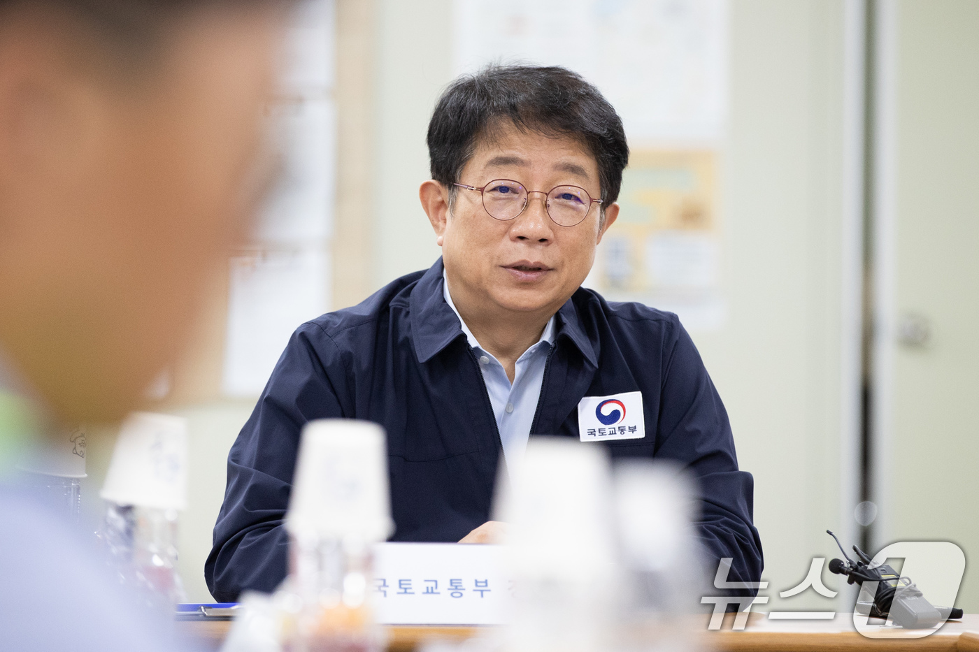 (서울=뉴스1) = 박상우 국토교통부 장관이 11일 충남 아산시 인주-염치 고속도로 건설현장을 찾아 현장 근로자들의 건강 및 안전관리 체계를 점검하고, 폭염 대책의 적극적인 이행을 …