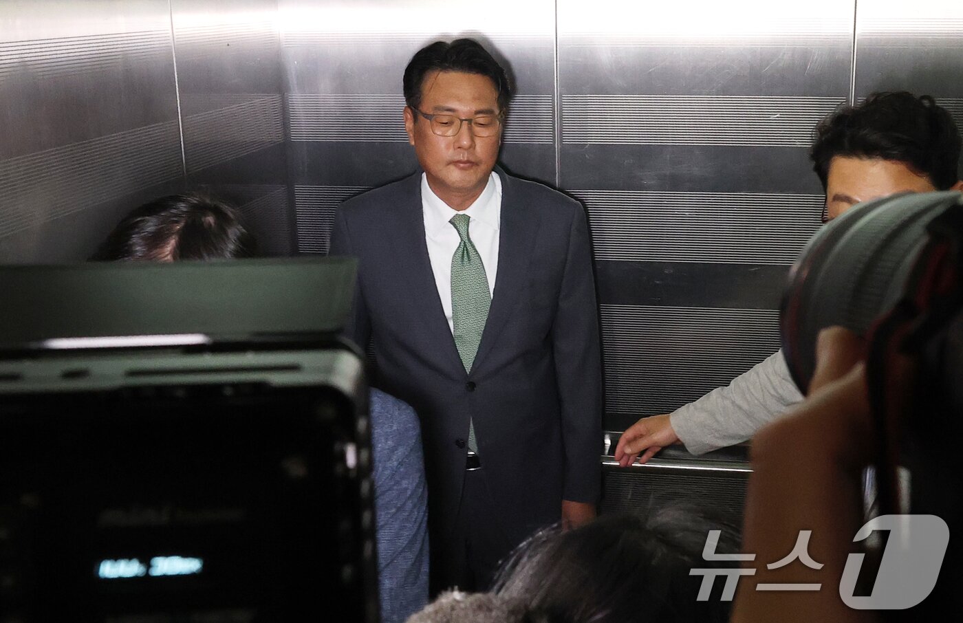 본문 이미지 - 직권남용 권리행사 방해 혐의를 받는 김태효 국가안보실 1차장이 11일 오후 서울 서초구 순직해병 특검 사무실에서 피의자 신분으로 조사를 받기 위해 출석하며 엘리베이터에 탑승하고 있다. 2025.7.11/뉴스1 ⓒ News1 오대일 기자