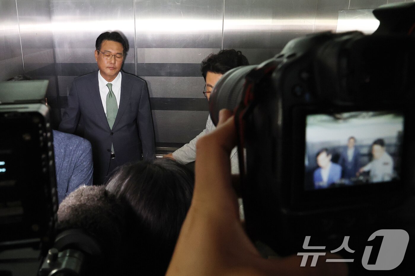 본문 이미지 - 직권남용 권리행사 방해 혐의를 받는 김태효 국가안보실 1차장이 11일 오후 서울 서초구 순직해병 특검 사무실에서 피의자 신분으로 조사를 받기 위해 출석하며 엘리베이터에 탑승하고 있다. 2025.7.11/뉴스1 ⓒ News1 오대일 기자