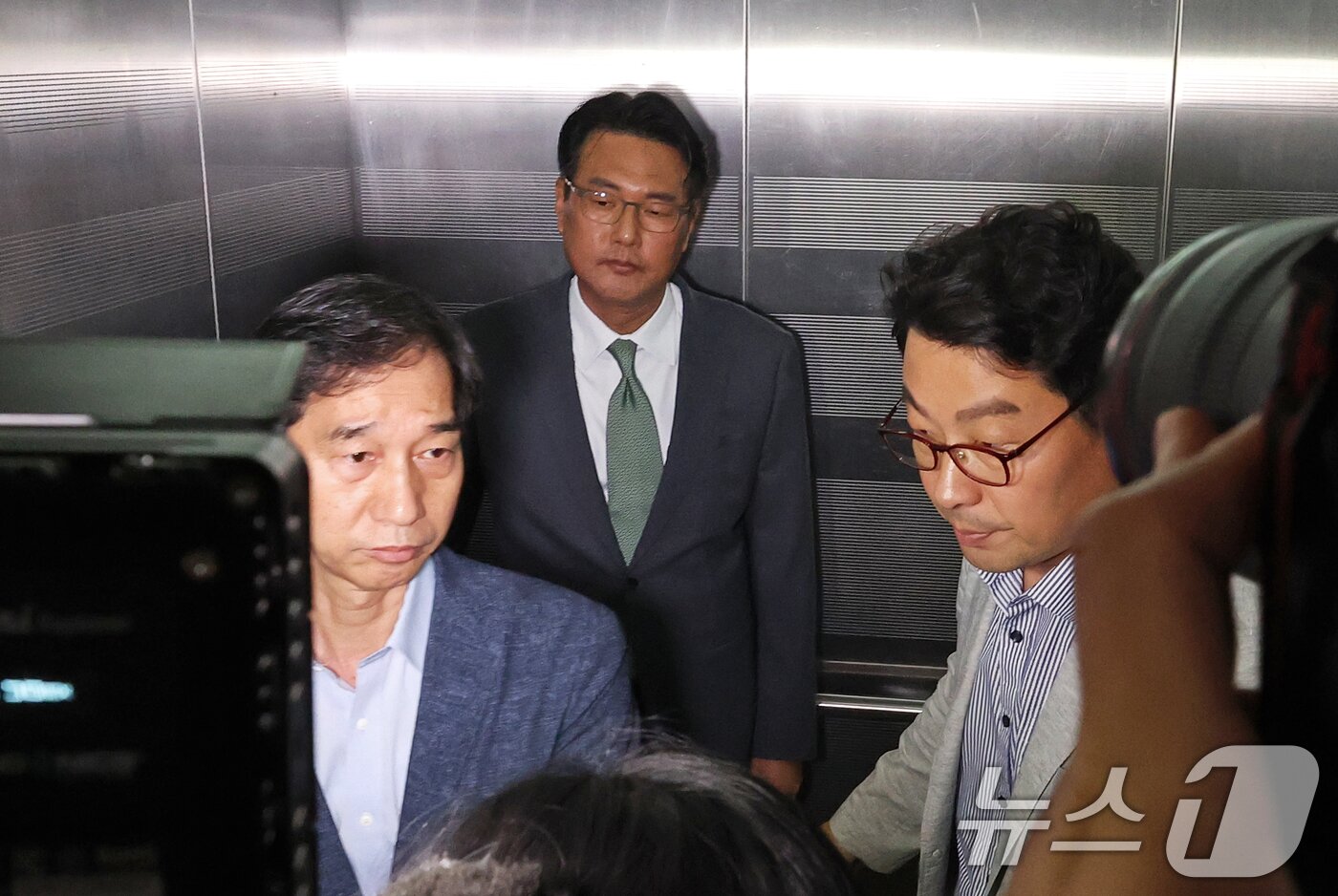 본문 이미지 - 직권남용 권리행사 방해 혐의를 받는 김태효 국가안보실 1차장이 11일 오후 서울 서초구 순직해병 특검 사무실에서 피의자 신분으로 조사를 받기 위해 출석하며 엘리베이터에 탑승하고 있다. 2025.7.11/뉴스1 ⓒ News1 오대일 기자