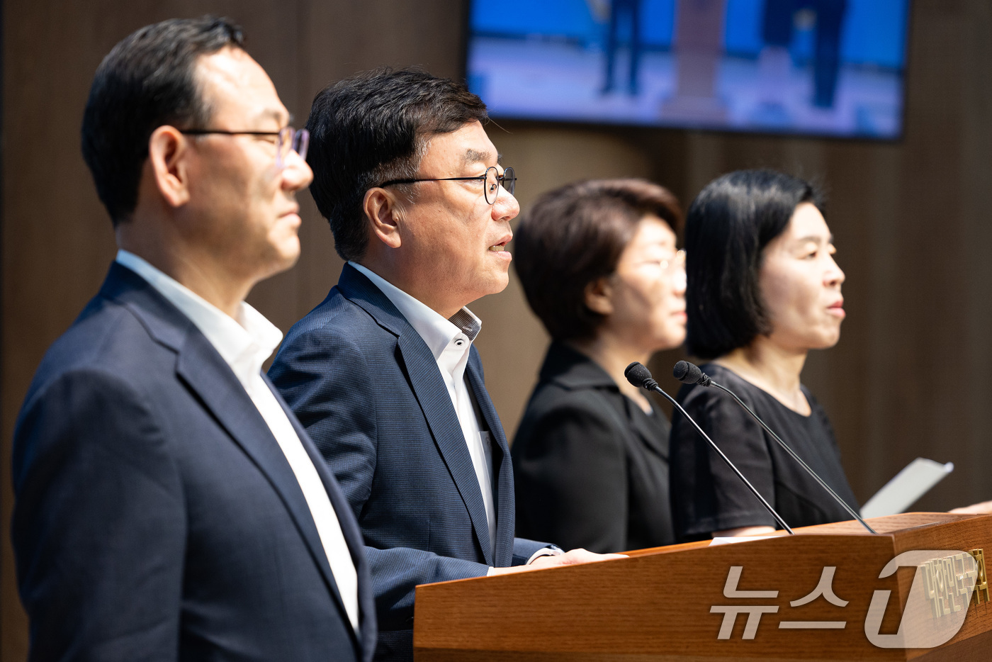(서울=뉴스1) 유승관 기자 = 국회 행정안전위원회 소속 국민의힘 위원들이 11일 서울 여의도 국회 소통관에서 윤호중 행정안전부 장관 후보자 인사청문회 증인·참고인 채택과 관련해 …