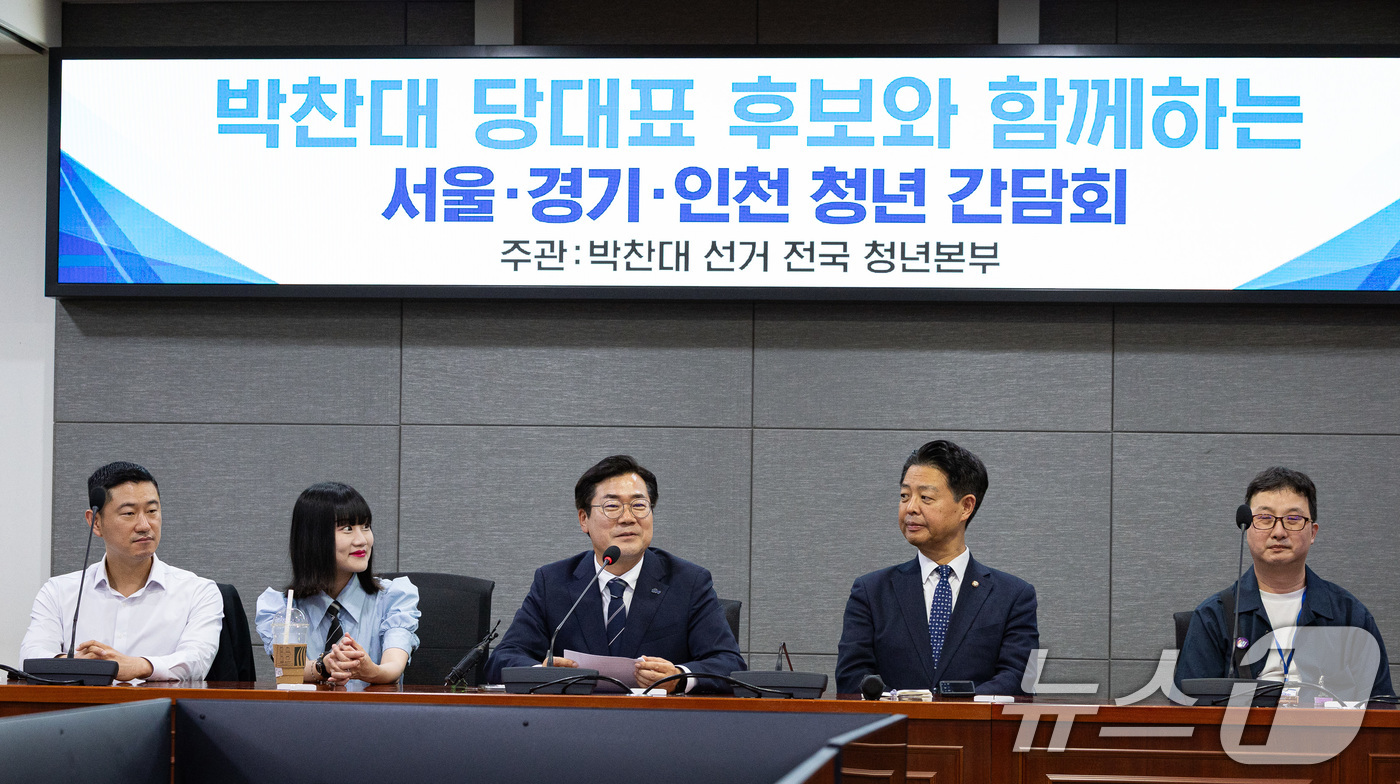 (서울=뉴스1) 유승관 기자 = 박찬대 더불어민주당 당대표 후보가 11일 서울 여의도 국회 의원회관에서 열린 서울•경기•인천 청년당원들과의 간담회에서 모두 발언을 하고 있다. 20 …