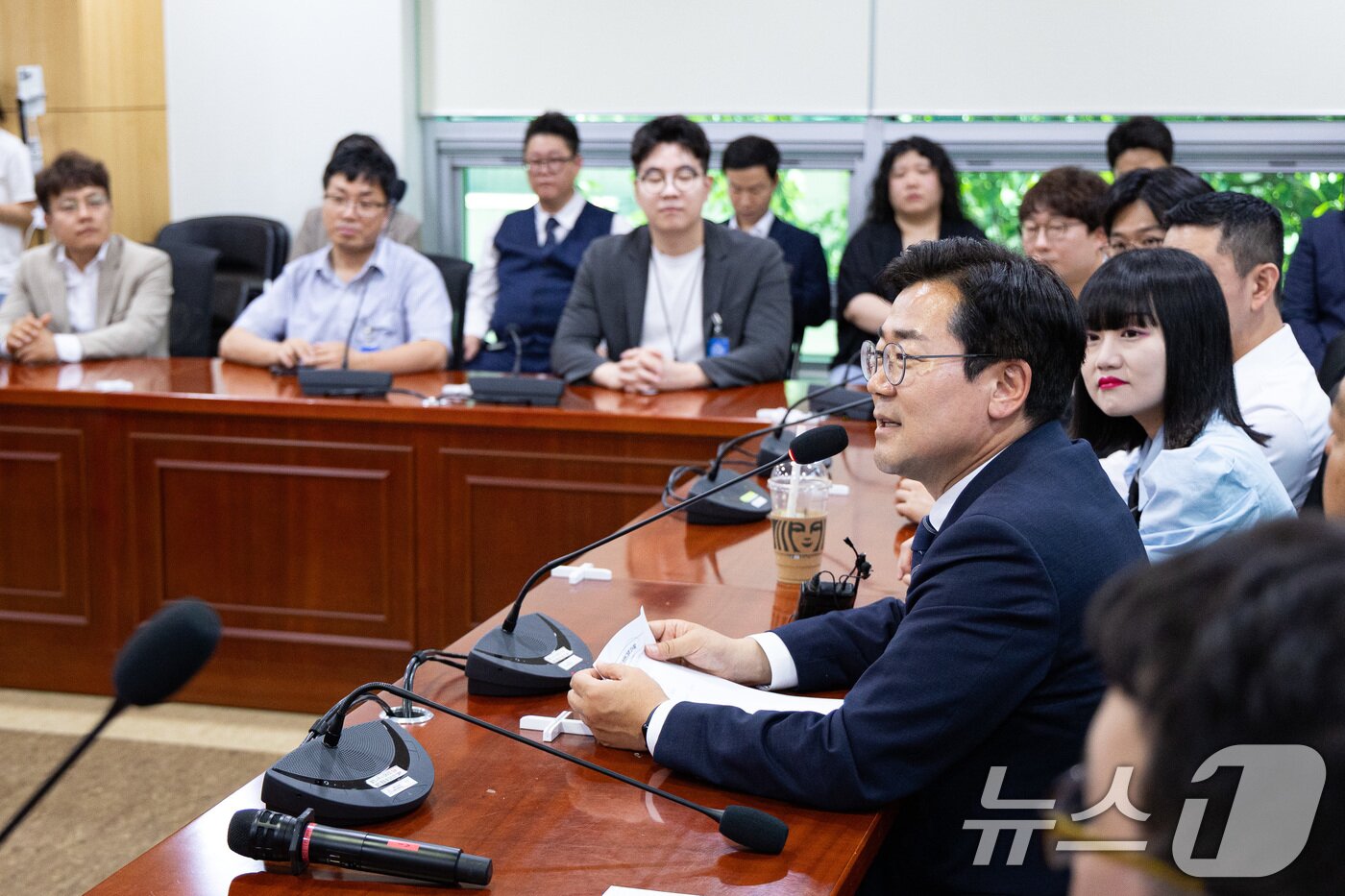 본문 이미지 - 박찬대 더불어민주당 당대표 후보가 11일 서울 여의도 국회 의원회관에서 열린 서울&bull;경기&bull;인천 청년당원들과의 간담회에서 모두 발언을 하고 있다. 2025.7.11/뉴스1 ⓒ News1 유승관 기자