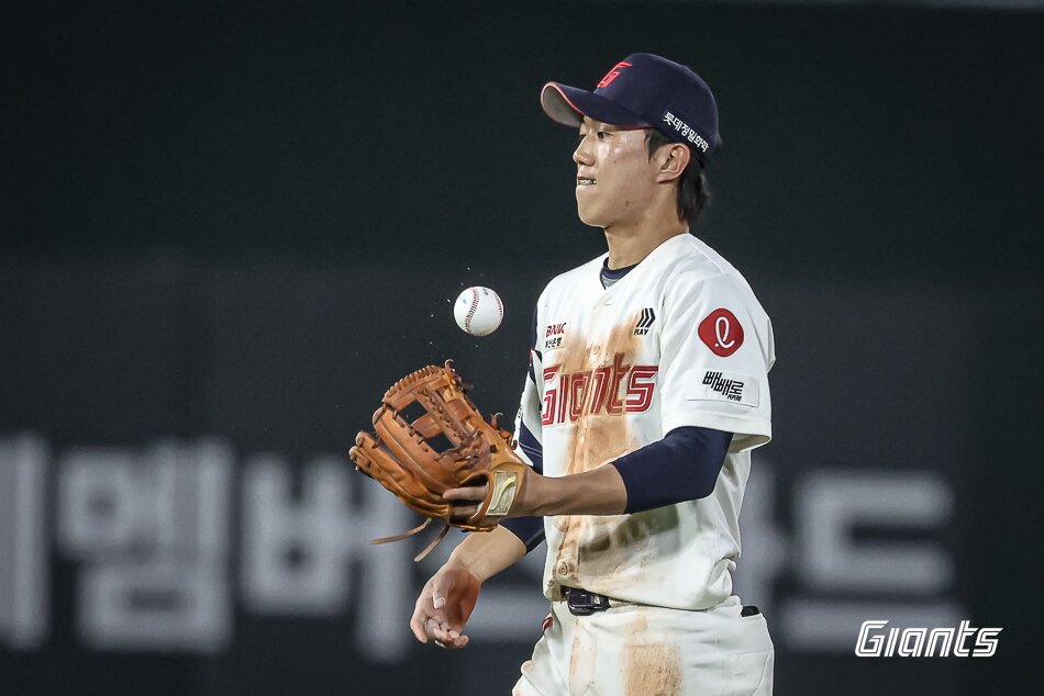 본문 이미지 - 전민재는 롯데 자이언츠 이적 첫 시즌에 주전 유격수로 활약했다. (롯데 자이언츠 제공)