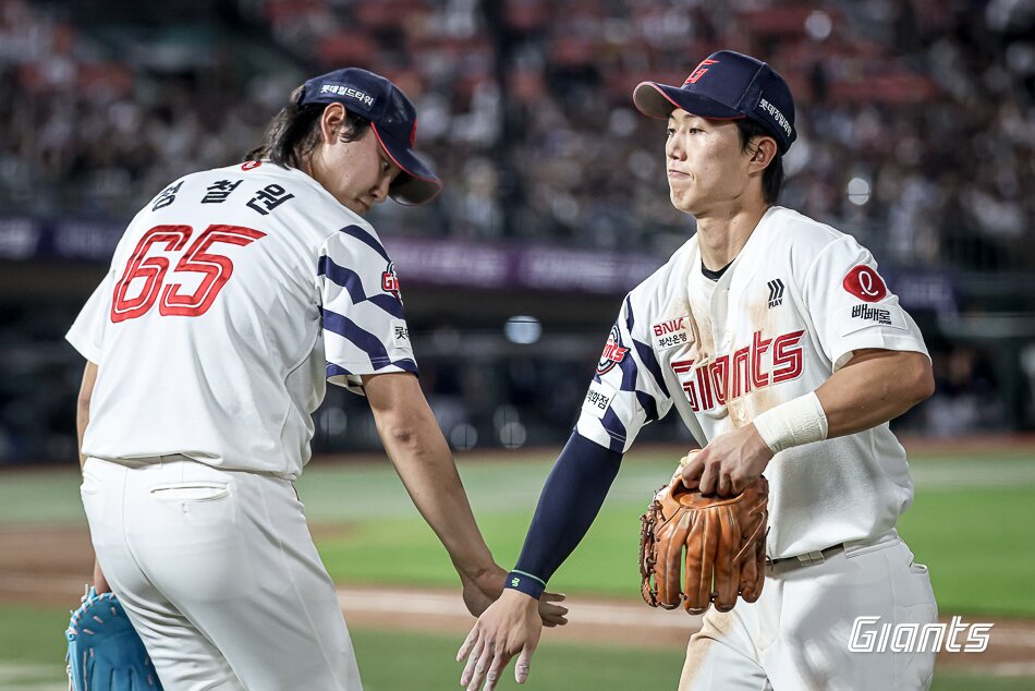본문 이미지 - 롯데 자이언츠 돌풍의 주역인 정철원(왼쪽)과 전민재. (롯데 자이언츠 제공)