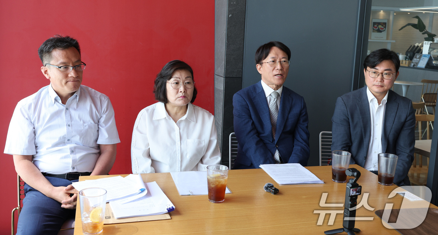 (서울=뉴스1) 신웅수 기자 = 최민경 북한감금피해자가족회 대표(왼쪽 두 번째)와 북한인권정보센터 인권침해지원센터는 회원들이 11일 오후 서울 서초구의 한 카페에서 김정은 북한 노 …