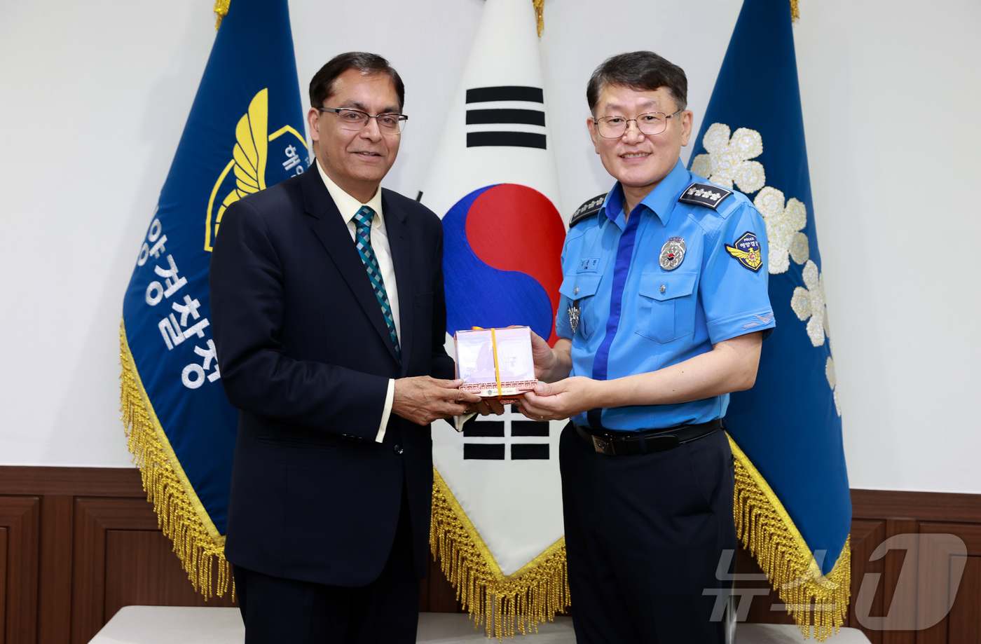 (인천=뉴스1) 정진욱 기자 = 11일 주한 인도 대사관 아밋쿠마르 대사가 해양경찰청에서 김용진 해양경찰청장(오른쪽)과 양국 해양안보 협력 강화를 위한 회의를 마친 후 기념품을 전 …